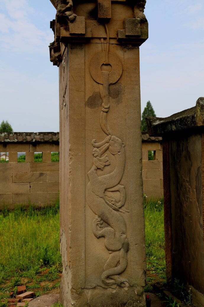 沈府君阙,位于四川渠县城北34公里的水口乡汉亭村燕家场