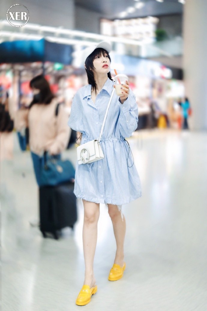 宋茜身着条纹衬衫裙搭配黄色乐福鞋和白色棒球帽,清新亮丽的奶盖茜