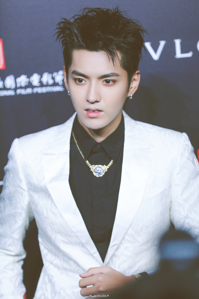 吴亦凡西装造型散发成熟魅力  化身贵公子总裁范