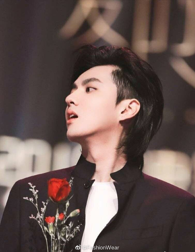 1 / 9  男人帅起来连喉结都如此美丽,王一博,吴亦凡,肖战,李现,华晨宇