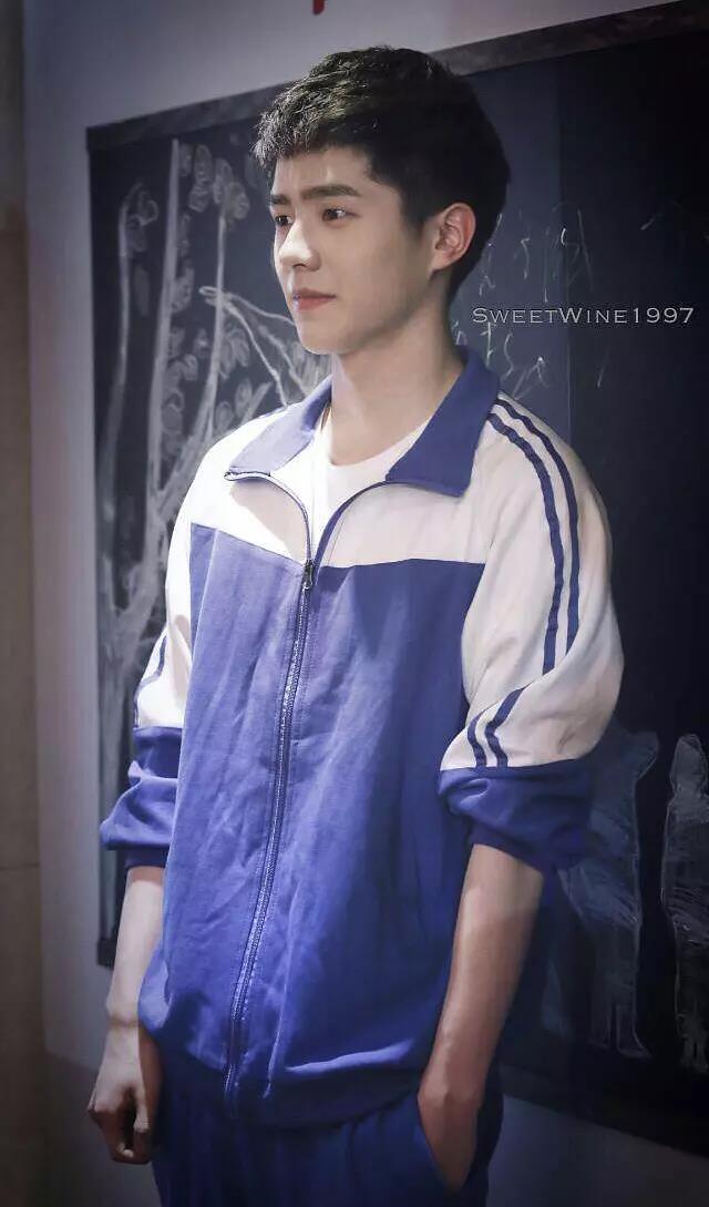 刘昊然童年照眼神超犀利与同学合影眼睛比人家大了两个size