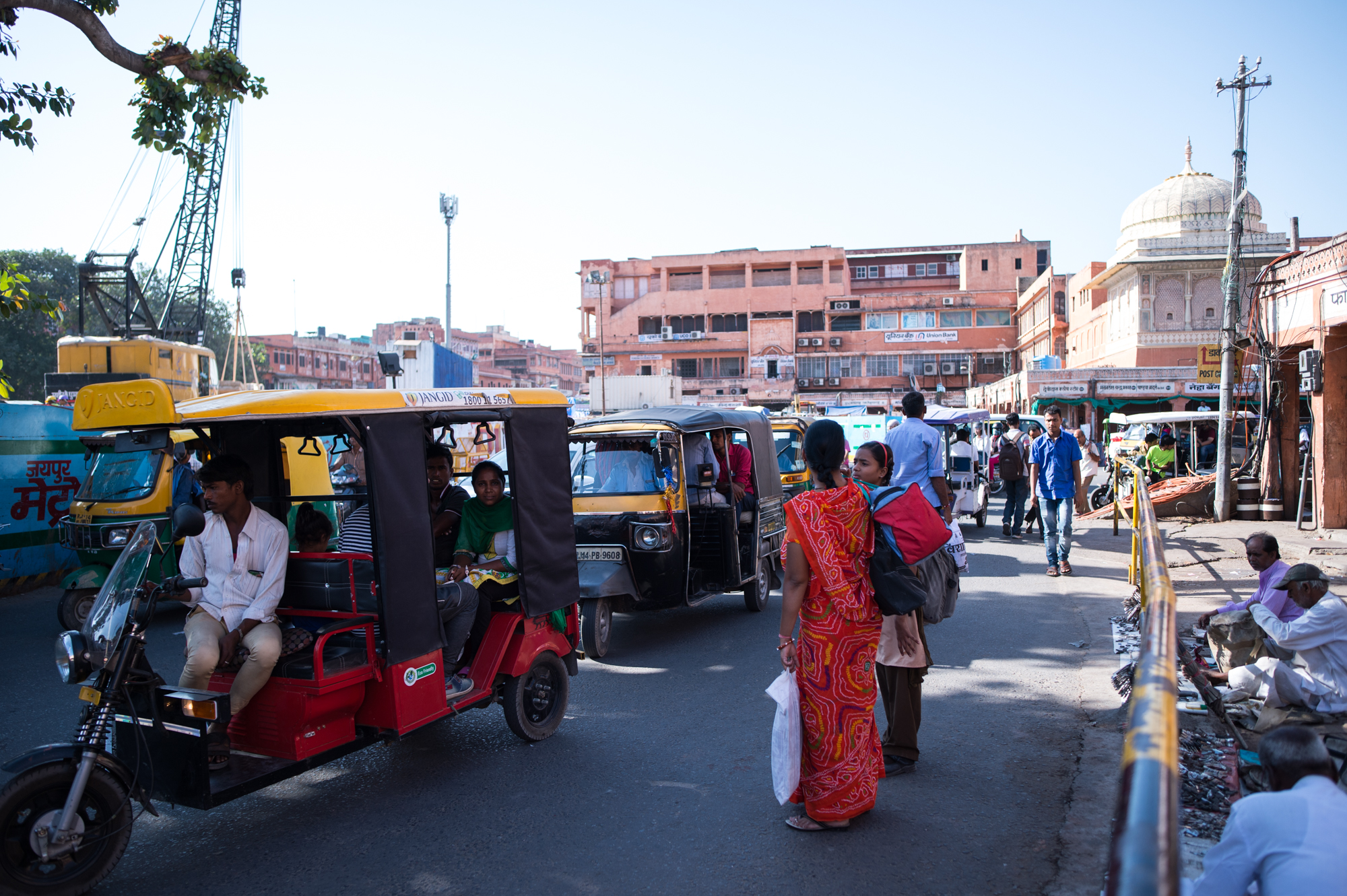 实拍印度首都,牛车可上路,垃圾堆起成山,高度堪比18层楼