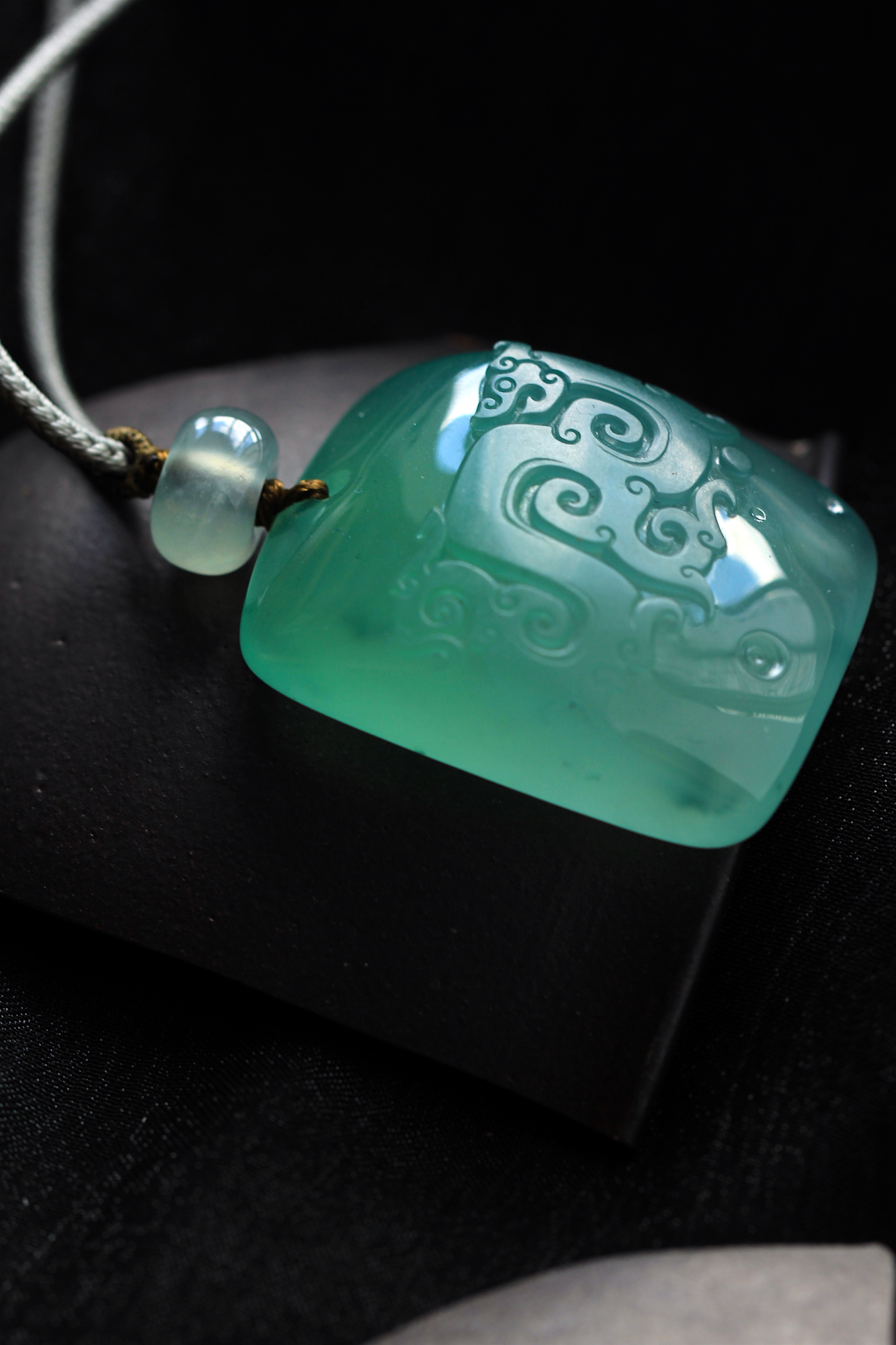 龙纹,是龙精神的图腾化表现,@山肆珠宝 此件龙纹翡翠玉坠