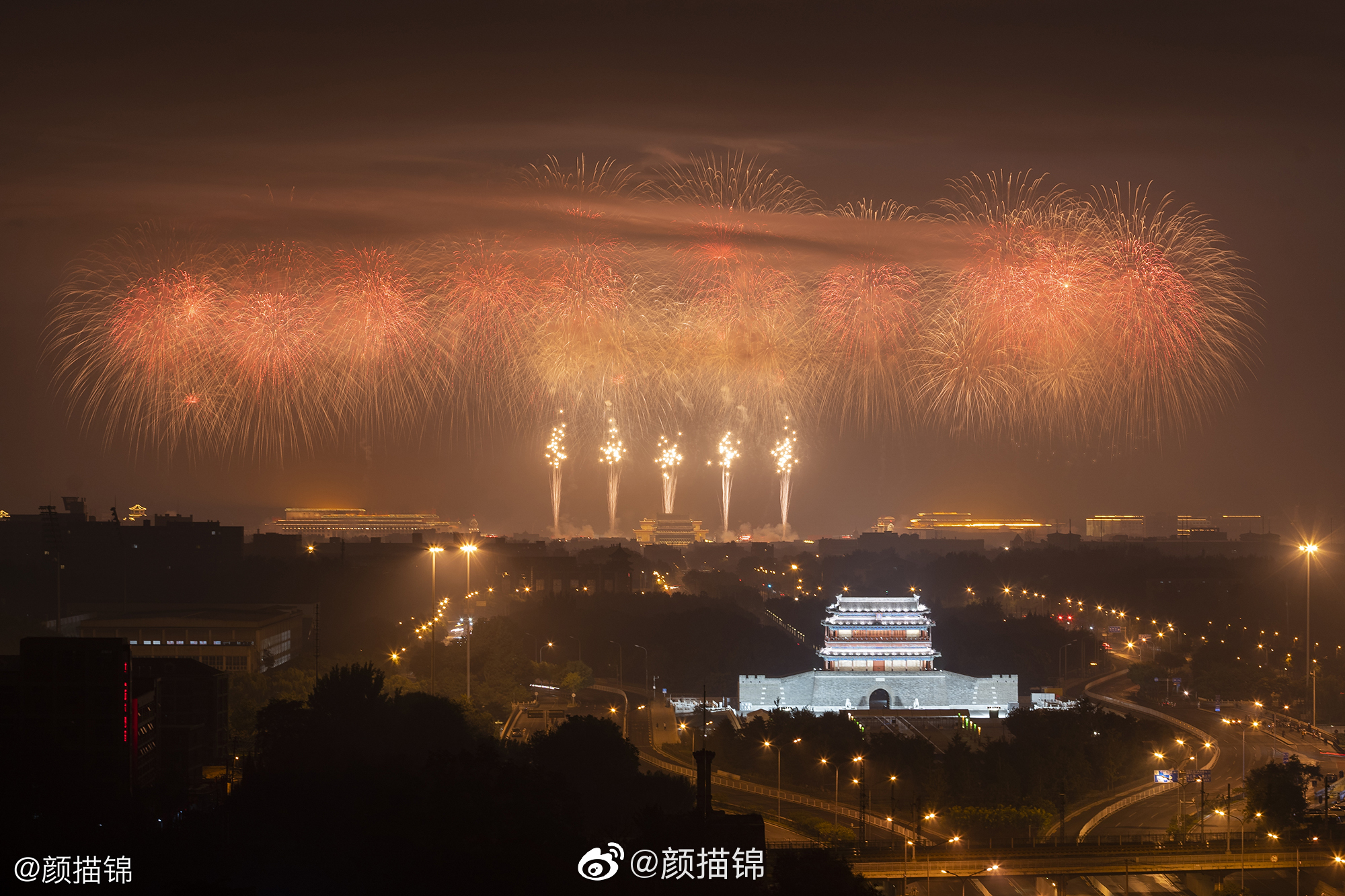 9月23日凌晨烟花预演照亮京城这盛世如你所愿@头条新闻 @央视