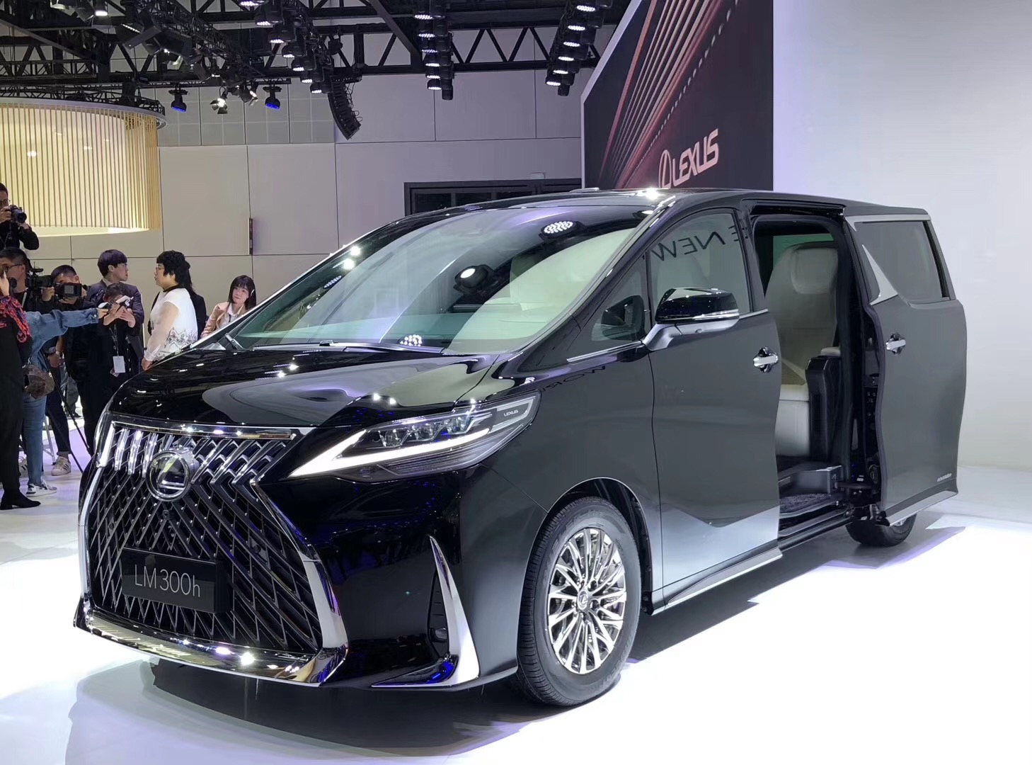 雷克萨斯lm300h上市,其实比较关心会加价多少?我还是发车的内容吧