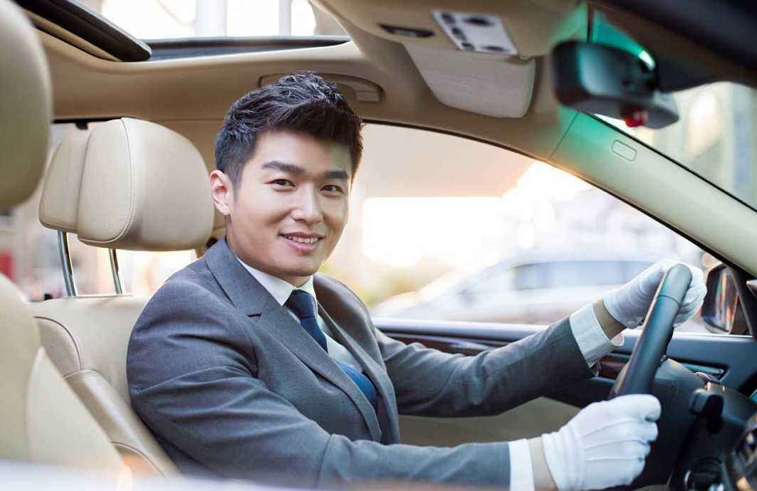 女富婆招男司机,月薪8万包吃住,满足4个要求最后一个傻眼了!