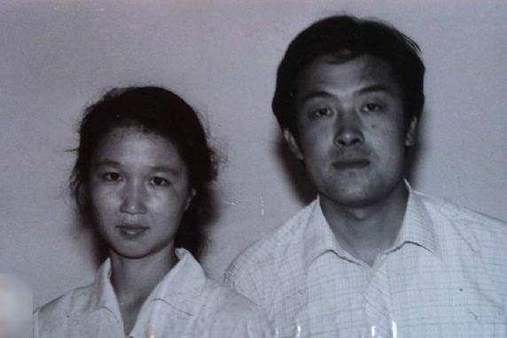 61岁老戏骨李建义与妻恩爱多年0绯闻今生活幸福乐无忧