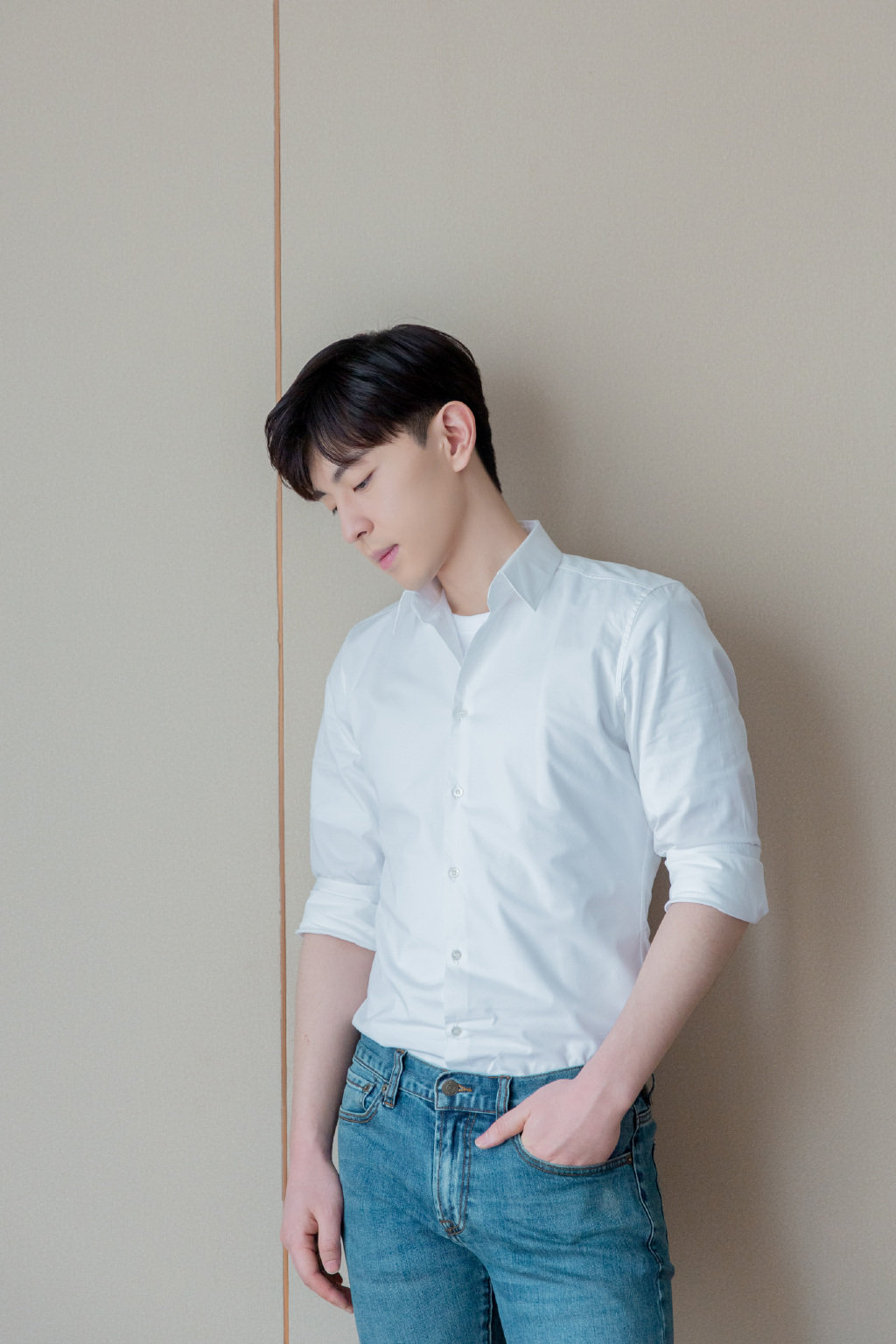 邓伦身着白色衬衫搭蓝色牛仔裤,尽显青春少年气质