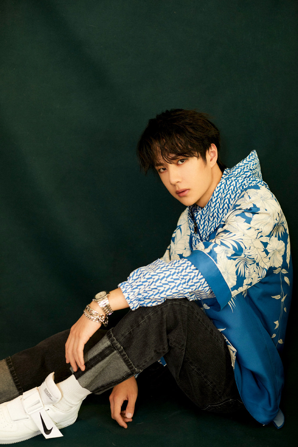 王一博身着蓝色层叠套装搭配黑色牛仔裤,传统与潮流的碰撞