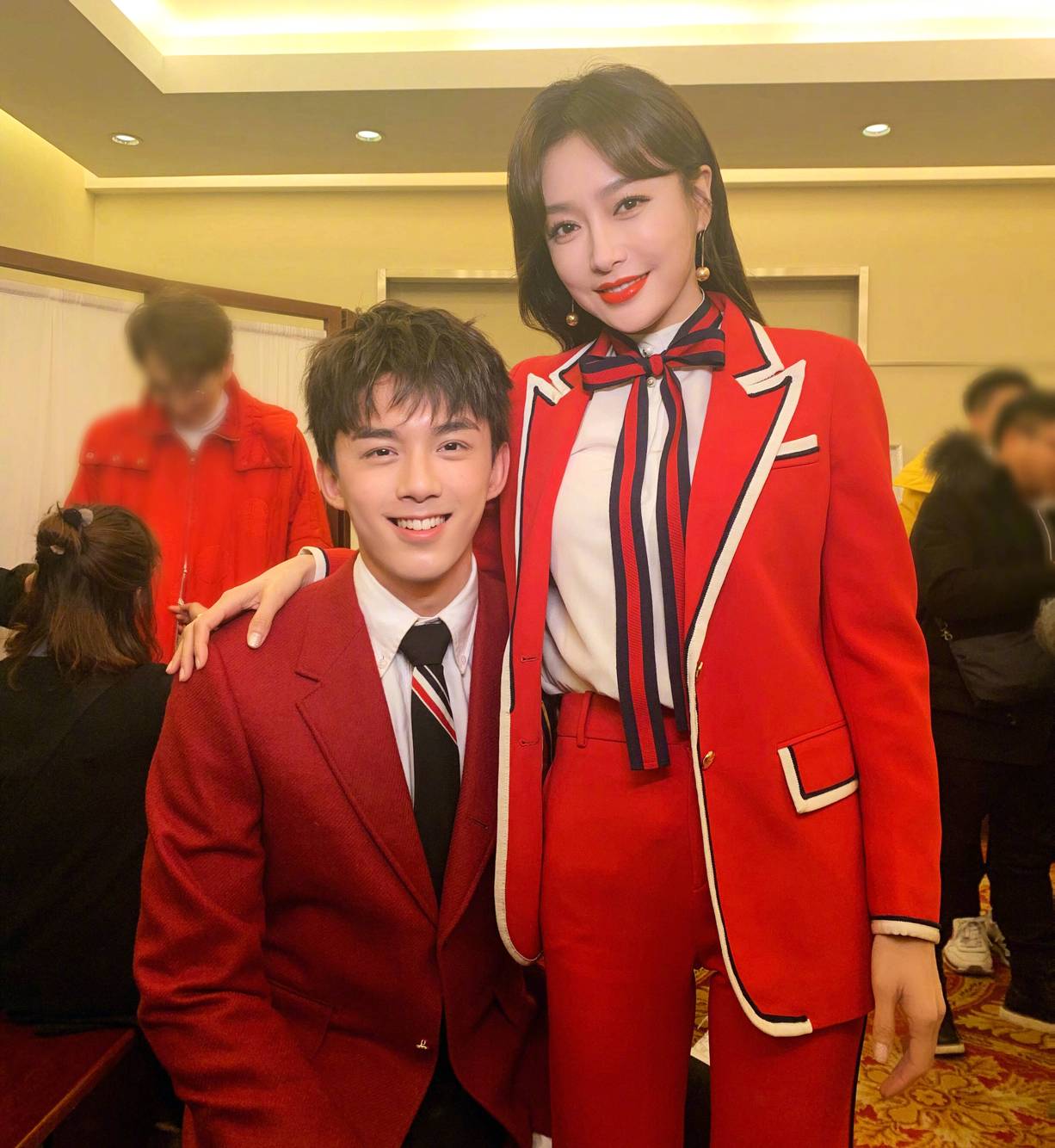 春晚搭档tfboys占c位演唱《我们都是追梦人》,秦岚翻红太彻底