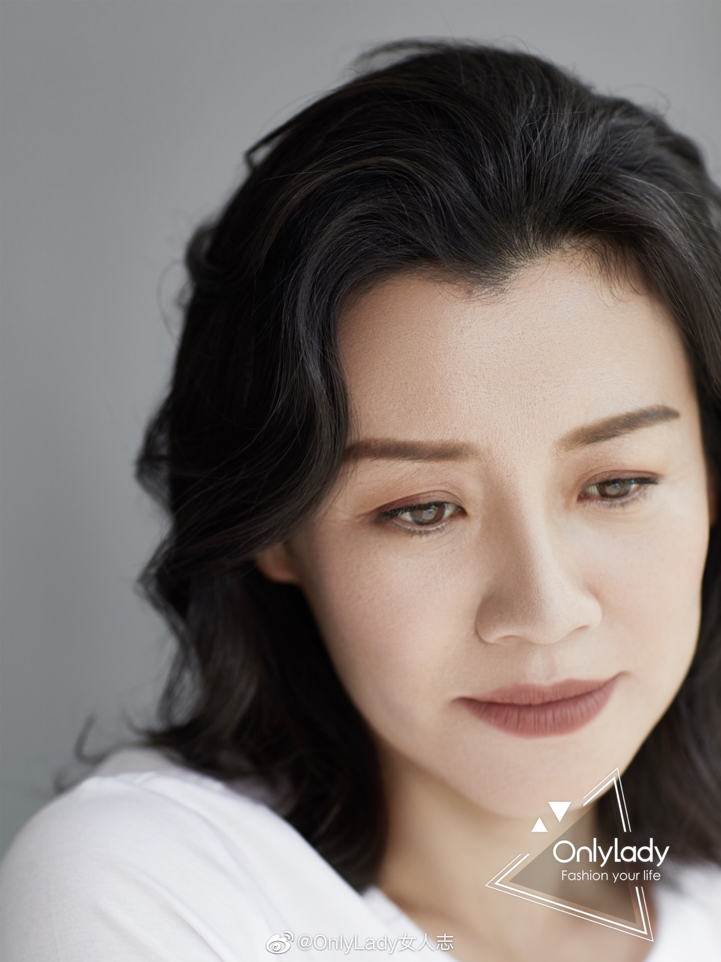 @演员刘琳 今日一组白色系写真曝光，妆容简单干净，回归本真模样|眼底|女演员|故事|镜头|质感_新浪新闻