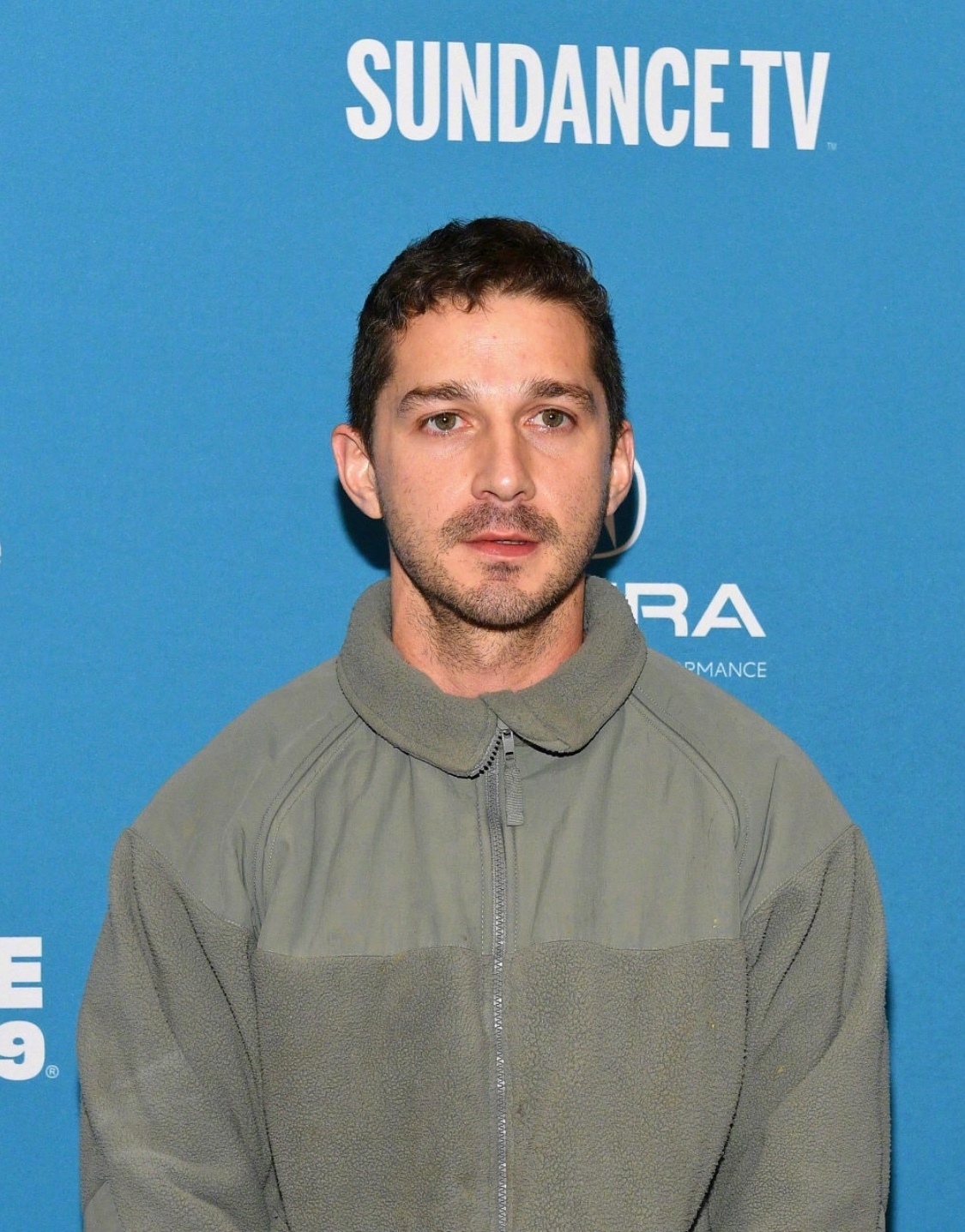 许久不见的希亚·拉博夫在圣丹斯电影节宣传他的新片《宝贝男孩》.