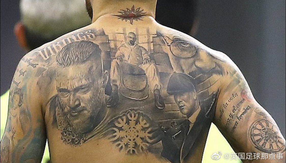 曼城后卫奥塔门迪在欧冠赛后脱衣露出文身