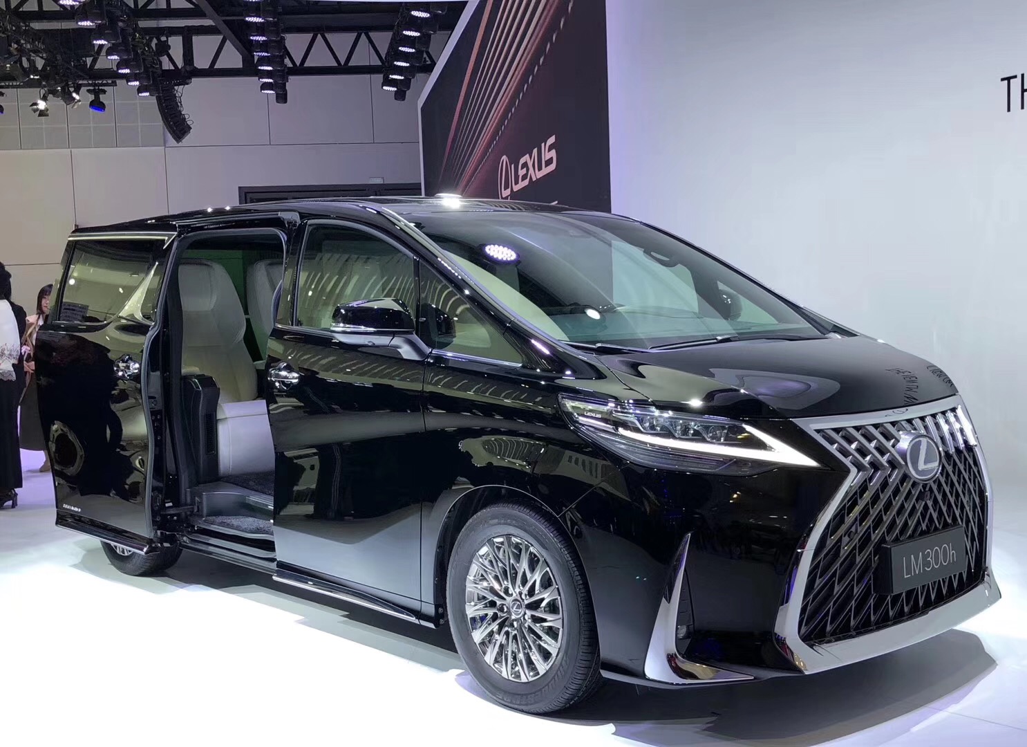 雷克萨斯lm300h上市,其实比较关心会加价多少?我还是发车的内容吧
