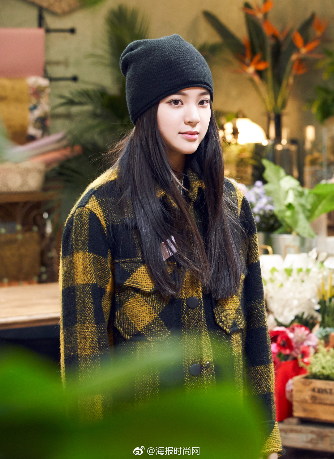 欧阳娜娜nana 录制《姐姐的花店》节目,身穿复古格纹,时髦内敛