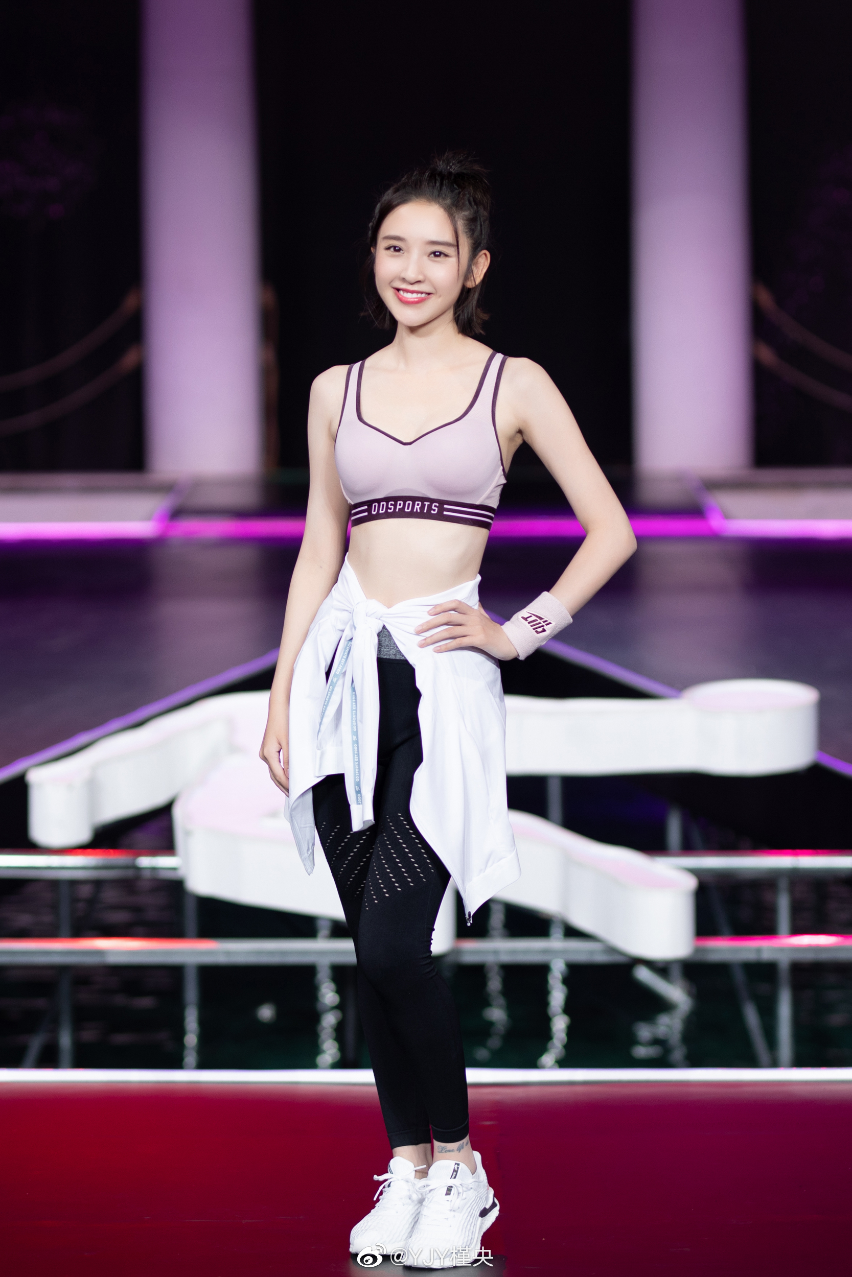 乔丹代言人宣告笑起来超甜的@唐艺昕 @唐艺昕工作室__财经头条