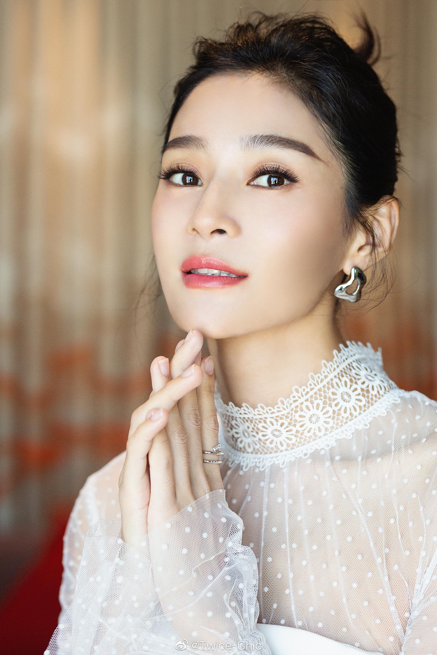 演员王媛可近日活动妆容金棕色调