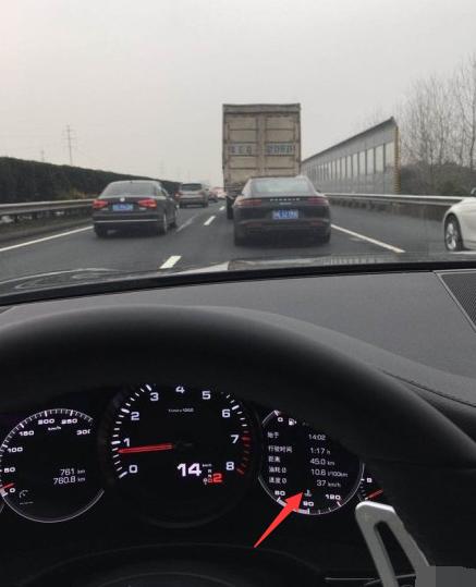 花120万买保时捷帕拉梅拉开车取快递快递小哥的神情亮了