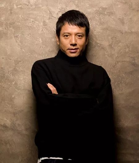 岸部一德饰演的以考取资格证作为兴趣,从前是银行职员的调酒师·山县