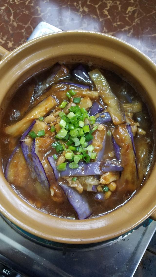一根茄子几条咸鱼,教你一道好吃又下饭的咸鱼茄子煲,咸香又美味
