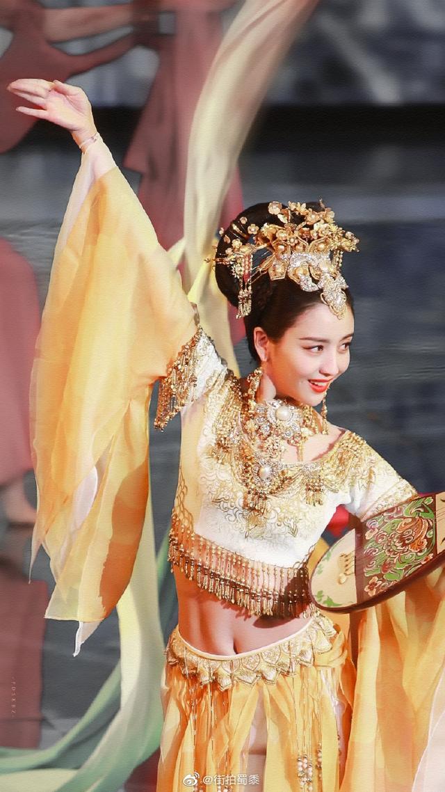 佟丽娅早前舞台表演照一袭金色露腰古装金色头饰富丽华贵