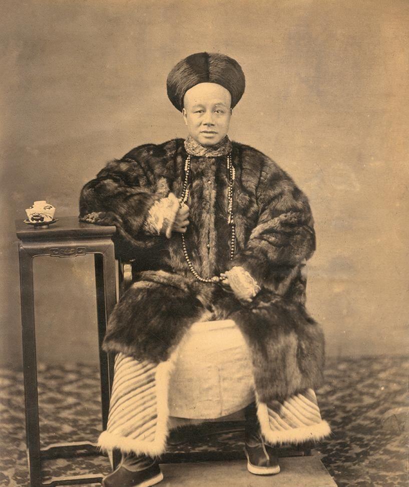 身着裘皮挂着朝珠的晚清官员清末官员,膀大腰圆清朝官员的真实形象:朝