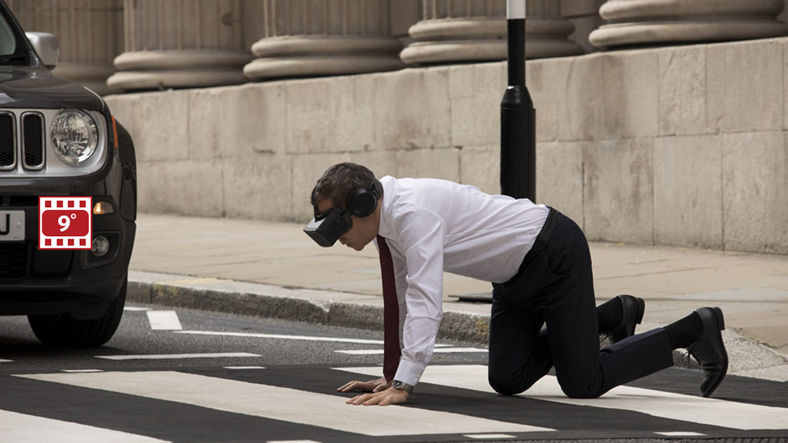 憨豆特工戴vr眼镜闯到街头引爆笑一幕