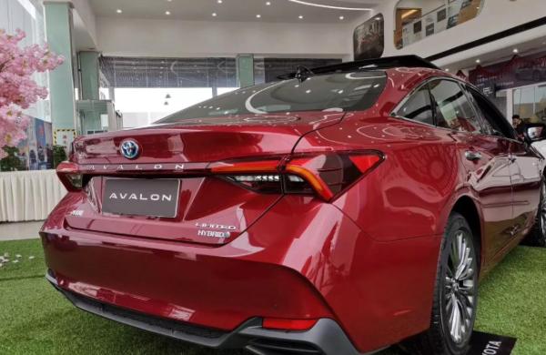 首台全新2019款丰田亚洲龙到店!红色车身相当大气 配10安全气囊