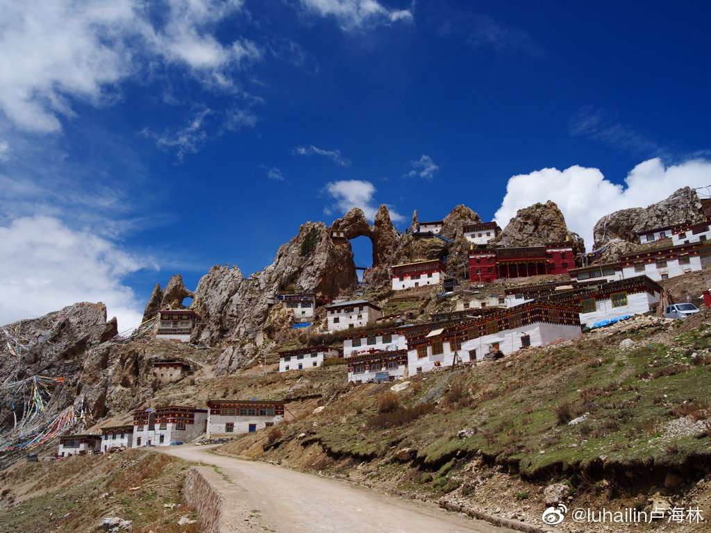 位于西藏昌都丁青县孜珠山上,有三千多年历史,是雍仲本教最古老的寺庙