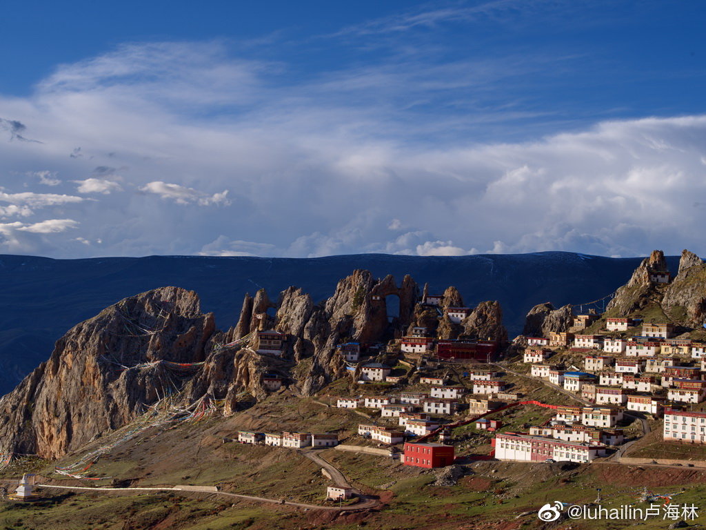 孜珠寺海拔4800米位于西藏昌都丁青县孜珠山上有三千多年历史