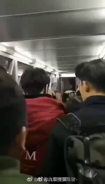 承德天使之臂志愿者 王俊凯贵阳机场接机粉丝