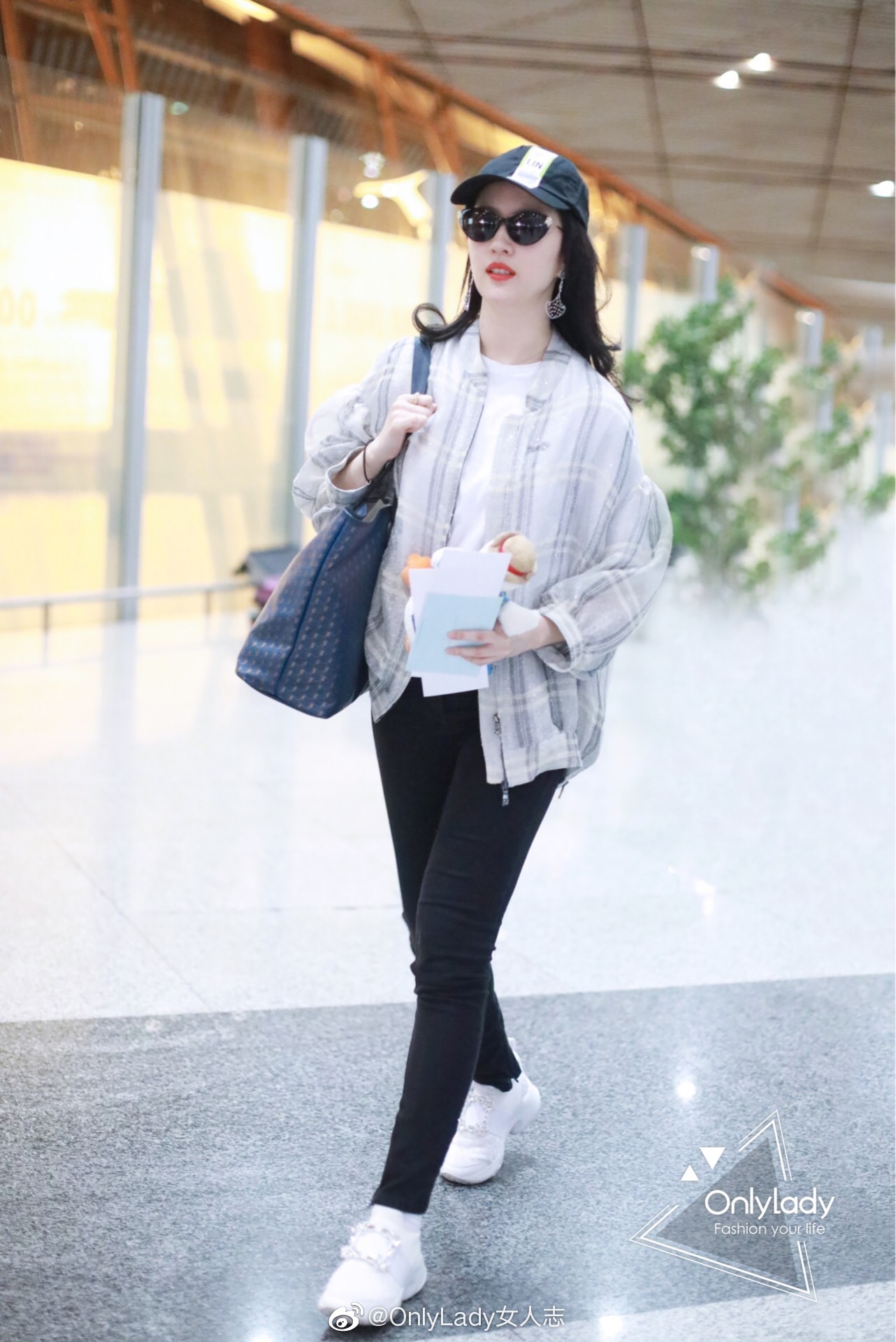 刘亦菲 身着@rogervivier_罗杰维维亚 白色viv run运动鞋