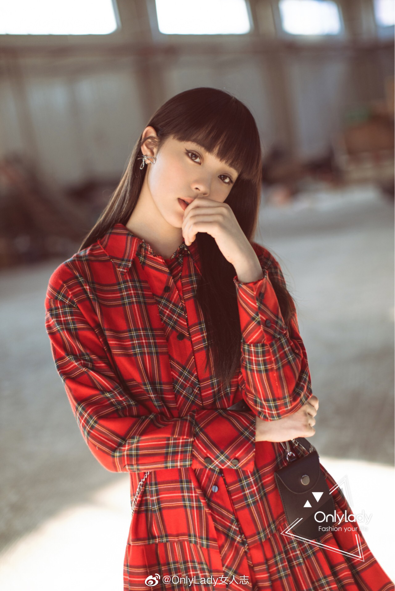 欧阳娜娜nana 一身红色格纹衬衫裙