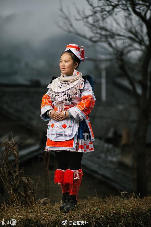 生活在贵州这片土地上,少数民族人们穿着多彩服饰