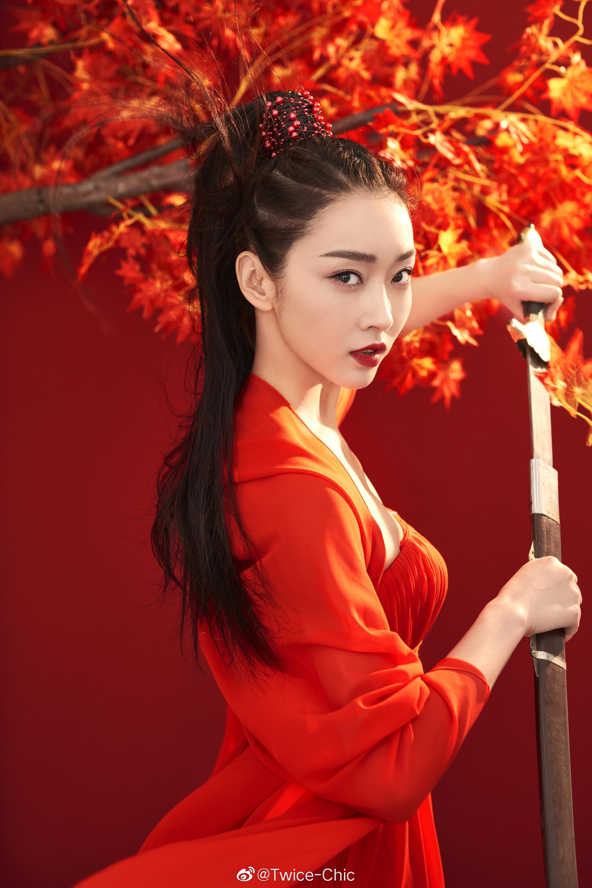 宣璐红衣女侠大片发布独立于飘零枫叶中的侠女