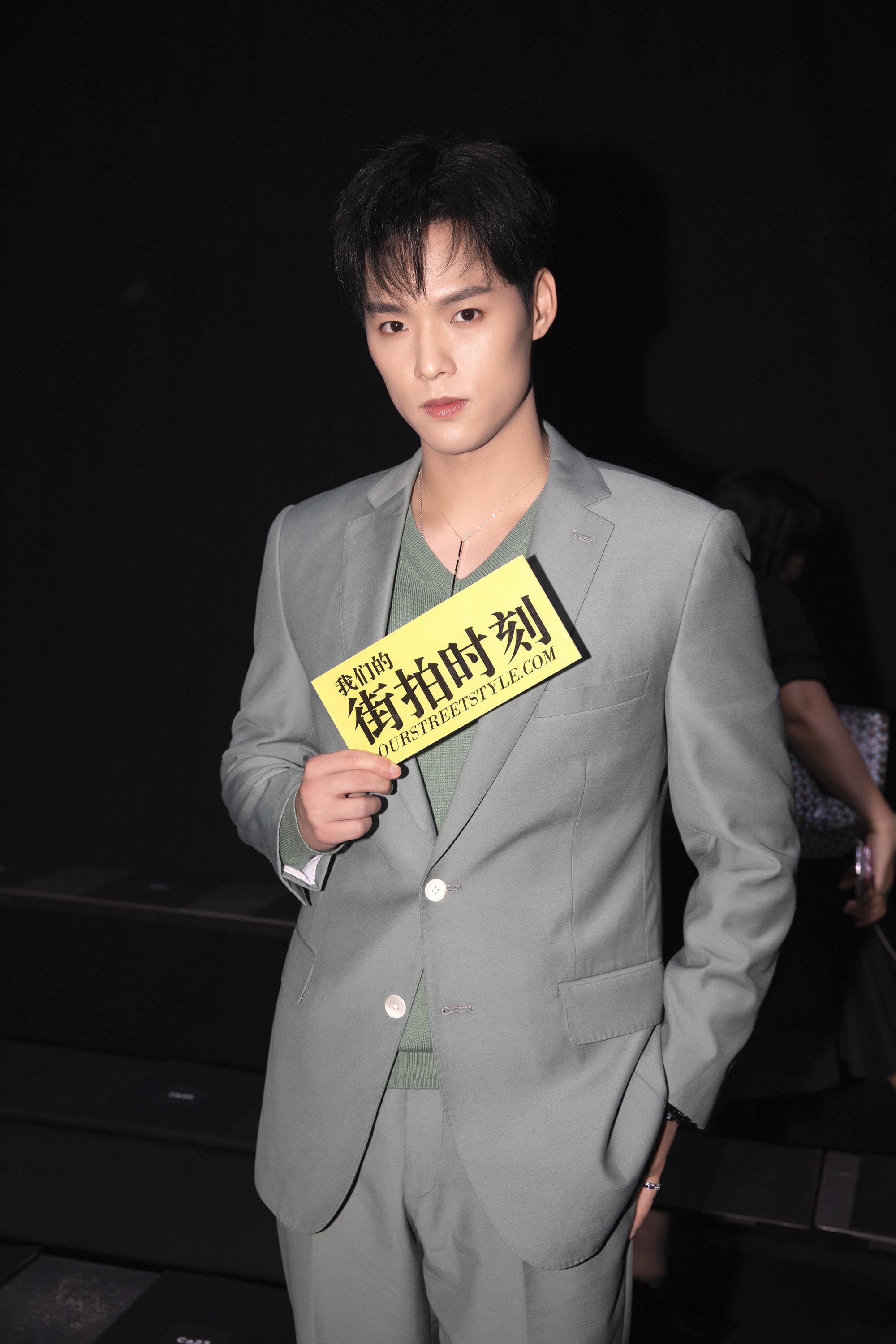 认真观看@verawang中国 2020春夏发布大秀的@jeffrey董又霖 看起来超