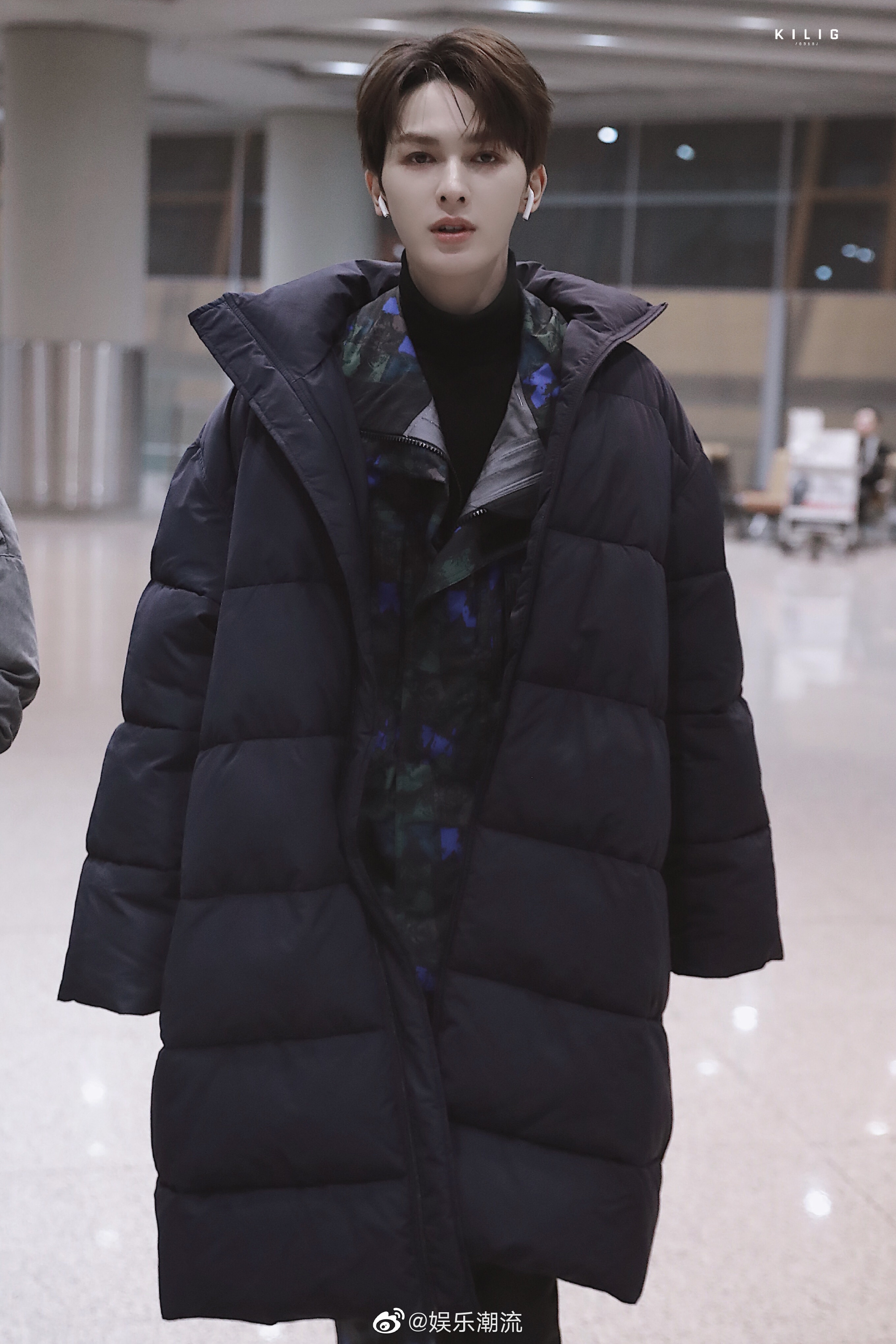 朱正廷身穿黑色羽绒服内搭印花夹克现身机场