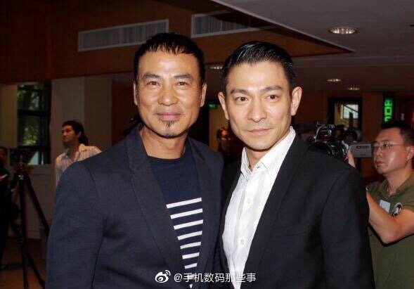 因为他的哥哥,任达华的哥哥是香港的警察,并且等级特别的高,可以调动