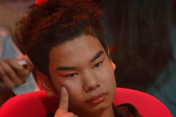 两小伙修眉变纹眉 花了1680后发现纹的还是女款?