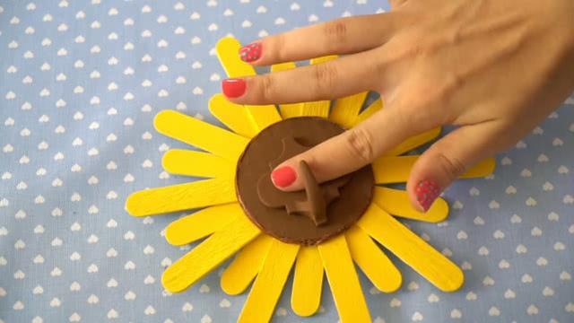 巧用雪糕棍做一个向日葵挂钩,既实用又漂亮,手工diy教程