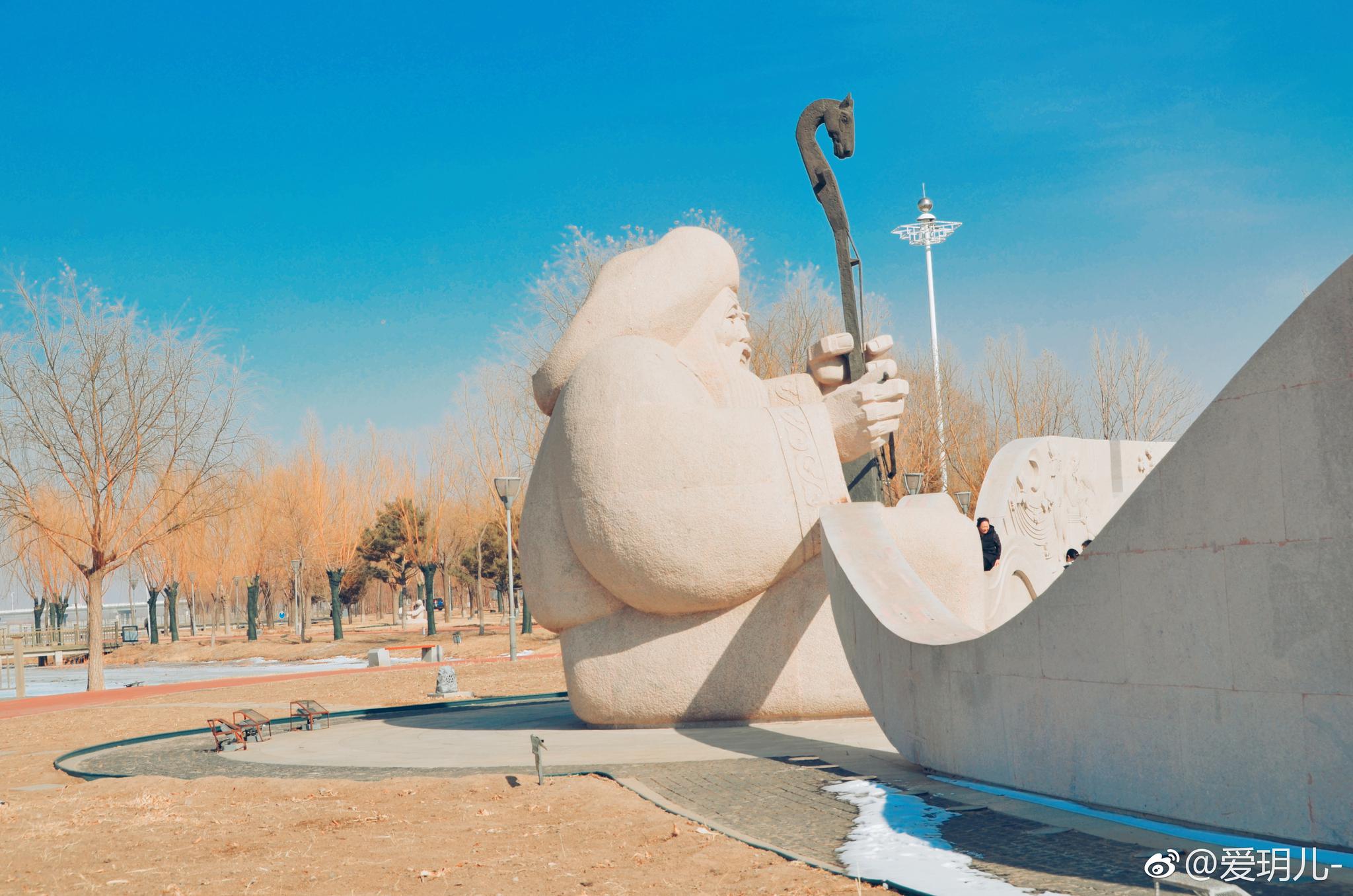 极具蒙古族特色的通辽市辽河公园雕塑拉马头琴的老爷爷中国图库冯飞