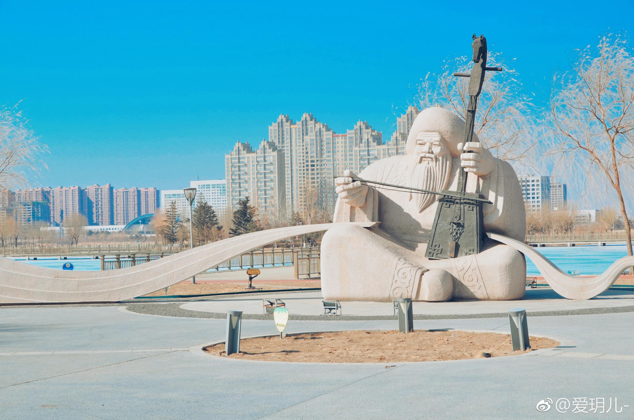 极具蒙古族特色的通辽市辽河公园雕塑拉马头琴的老爷爷中国图库冯飞