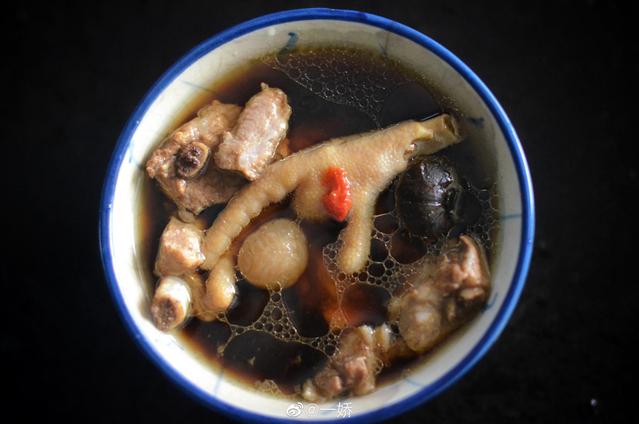 大家都说黑蒜好处多多,空口吃味道太大,炖汤呗,一臭臭一屋