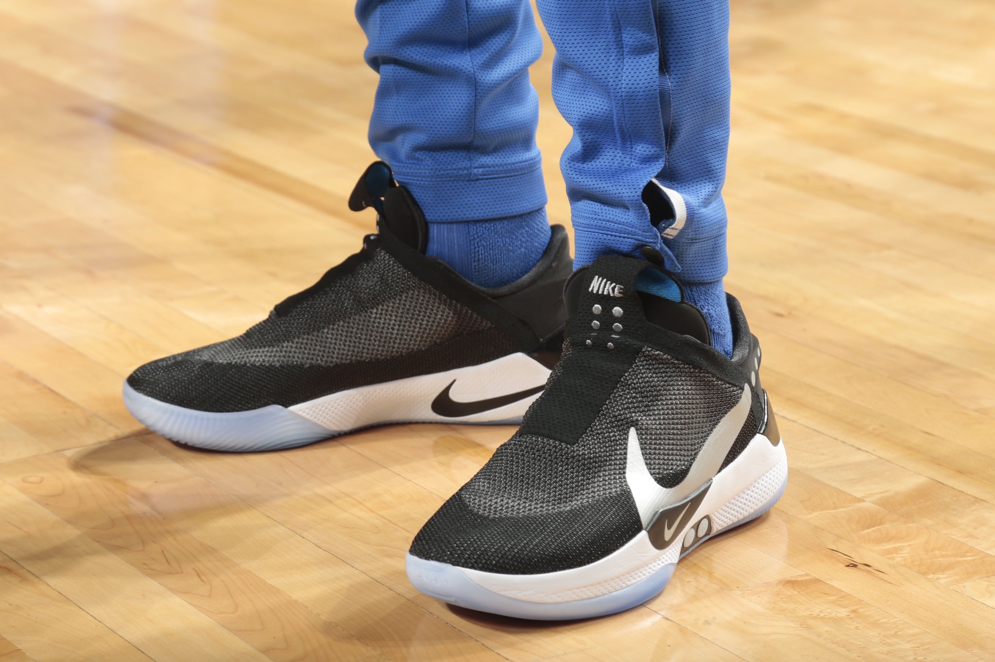 东契奇和塔图姆上脚nikeadaptbb