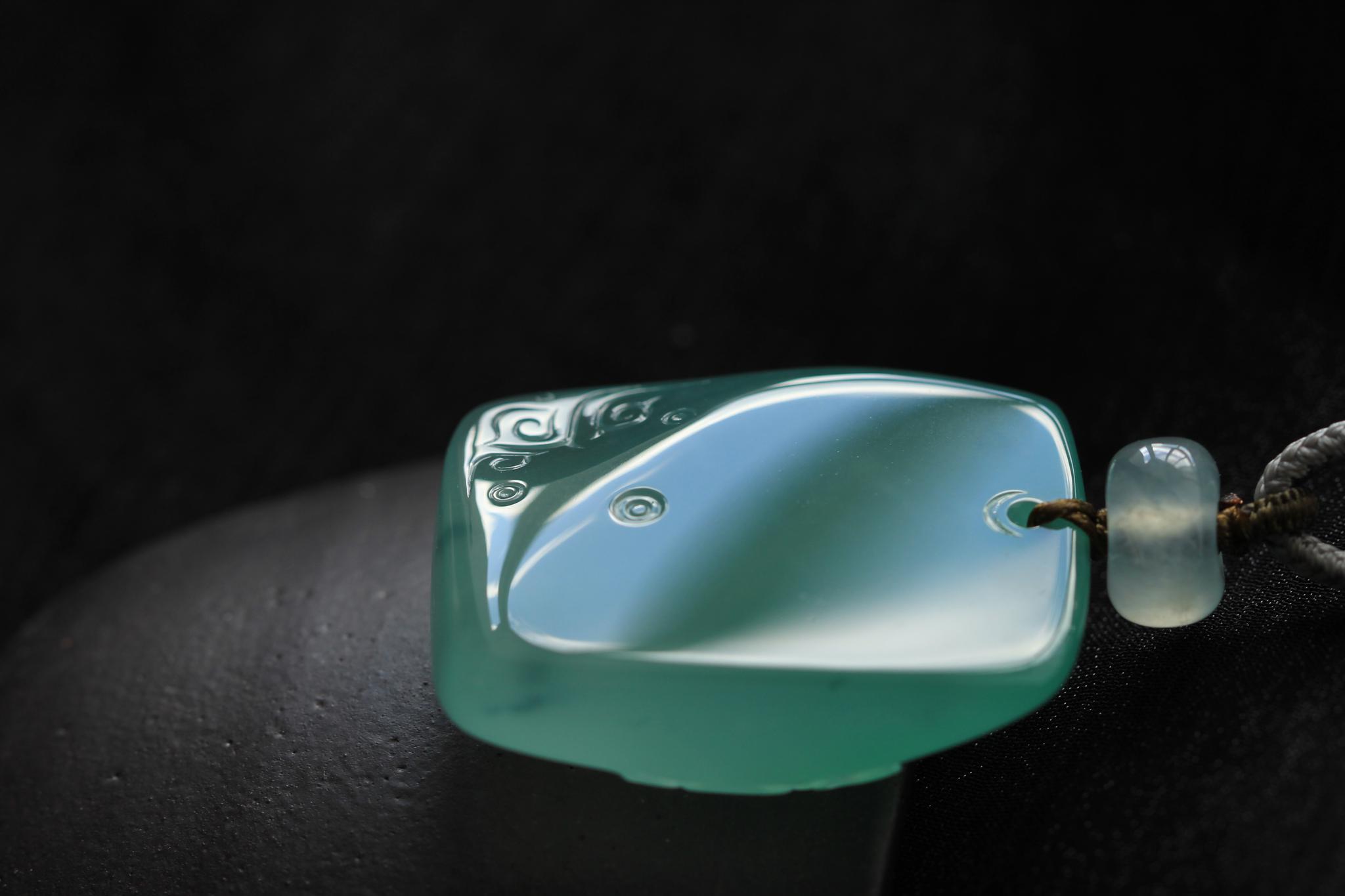 龙纹,是龙精神的图腾化表现,@山肆珠宝 此件龙纹翡翠玉坠