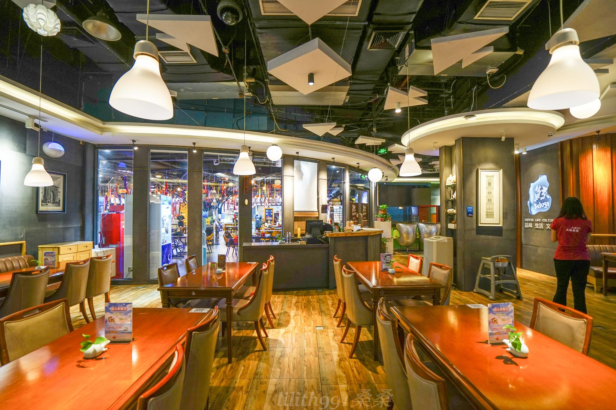 打卡大连的网红店~鲸咖啡,就在圣亚海洋世界旁边的鲸mall里