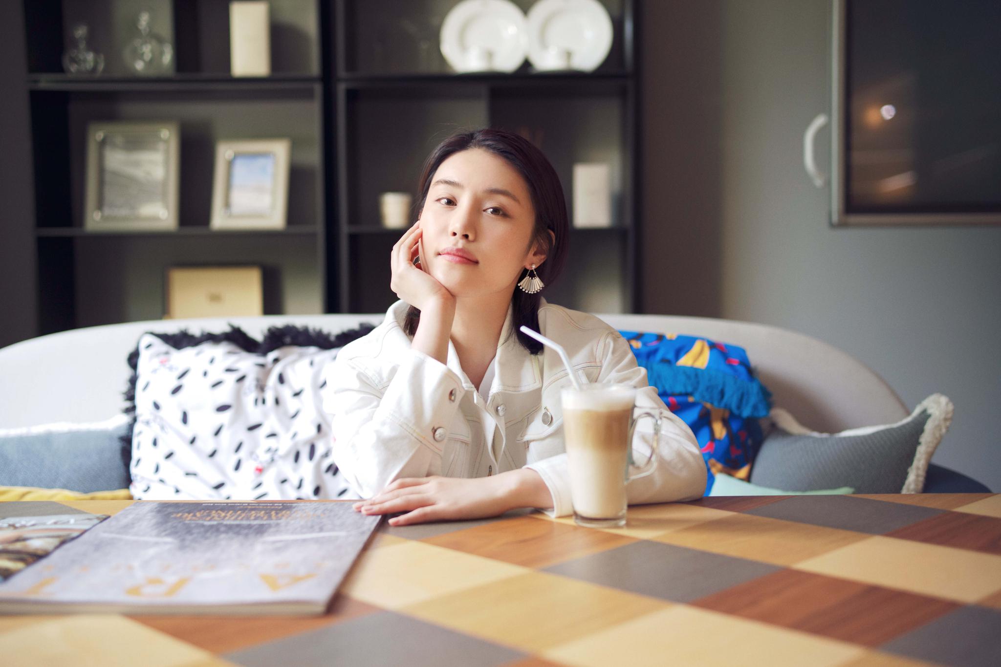 "居家小能手"韩丹彤曝家居写真 简约知性秒变"文艺学姐"