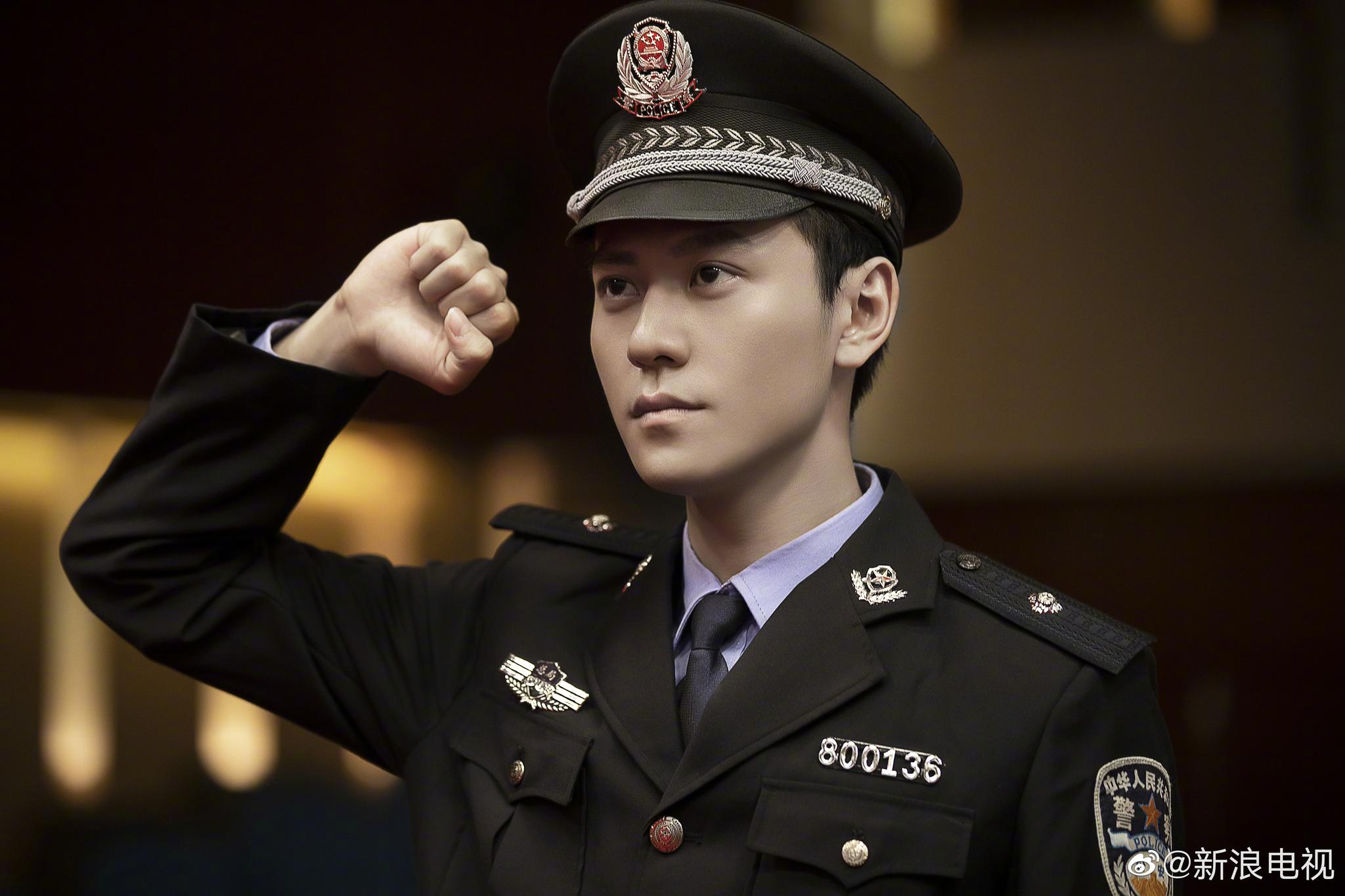 他是《善始善终》里的热血隐忍的警察方寒,是《听雪楼》清冷病弱的楼