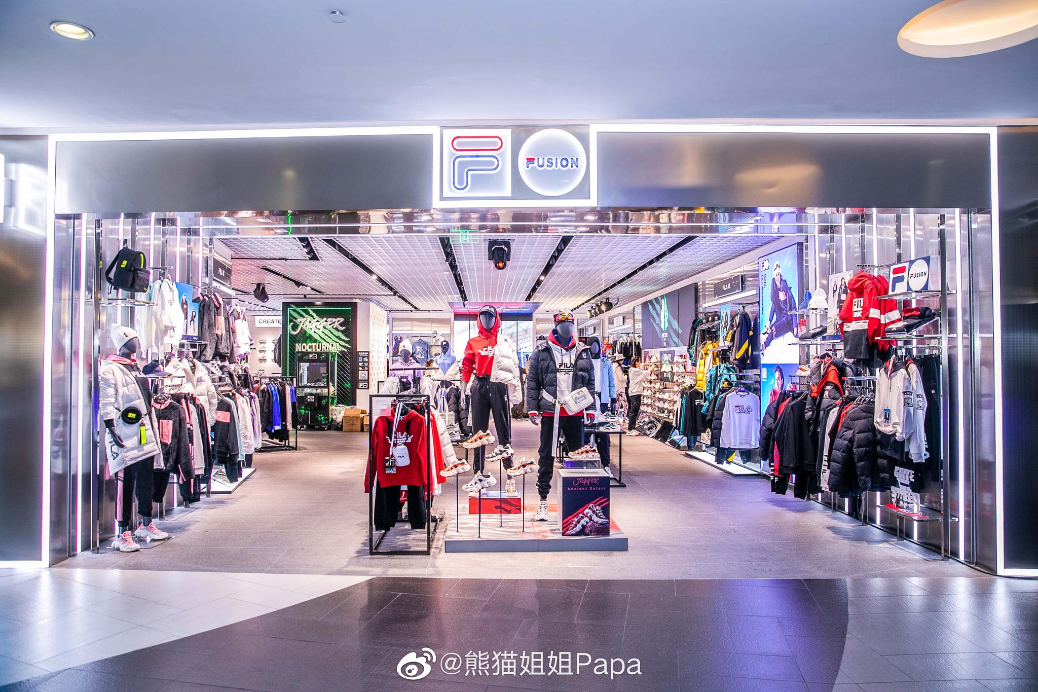 filafusion恒基名人店开幕现场还看到了超会wink的何洛洛