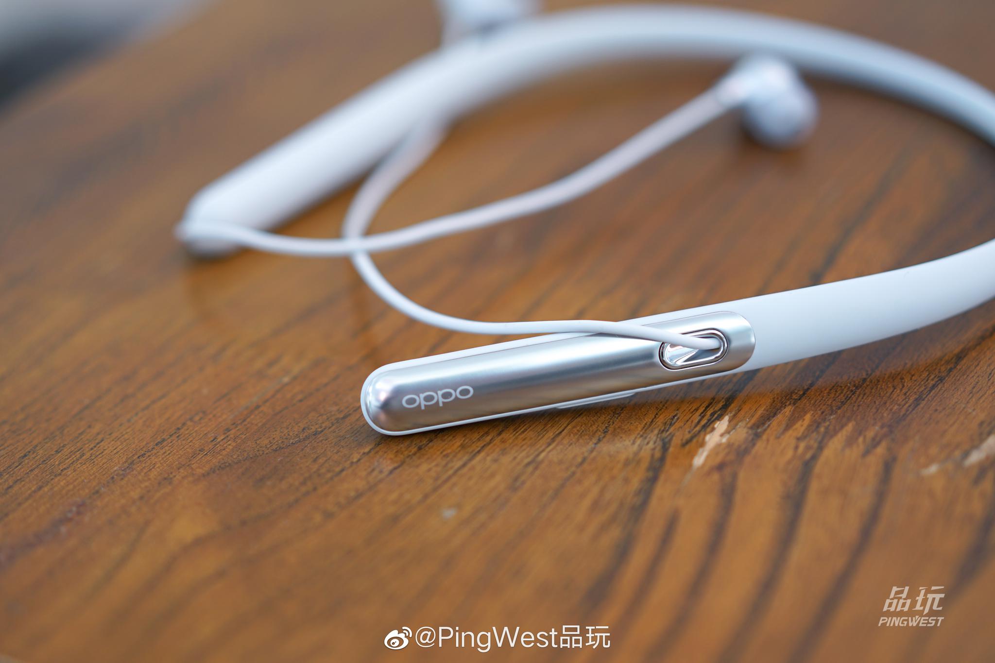 趁着冬季oppoencoq1无线降噪耳机的星辰银配色终于和大家见面